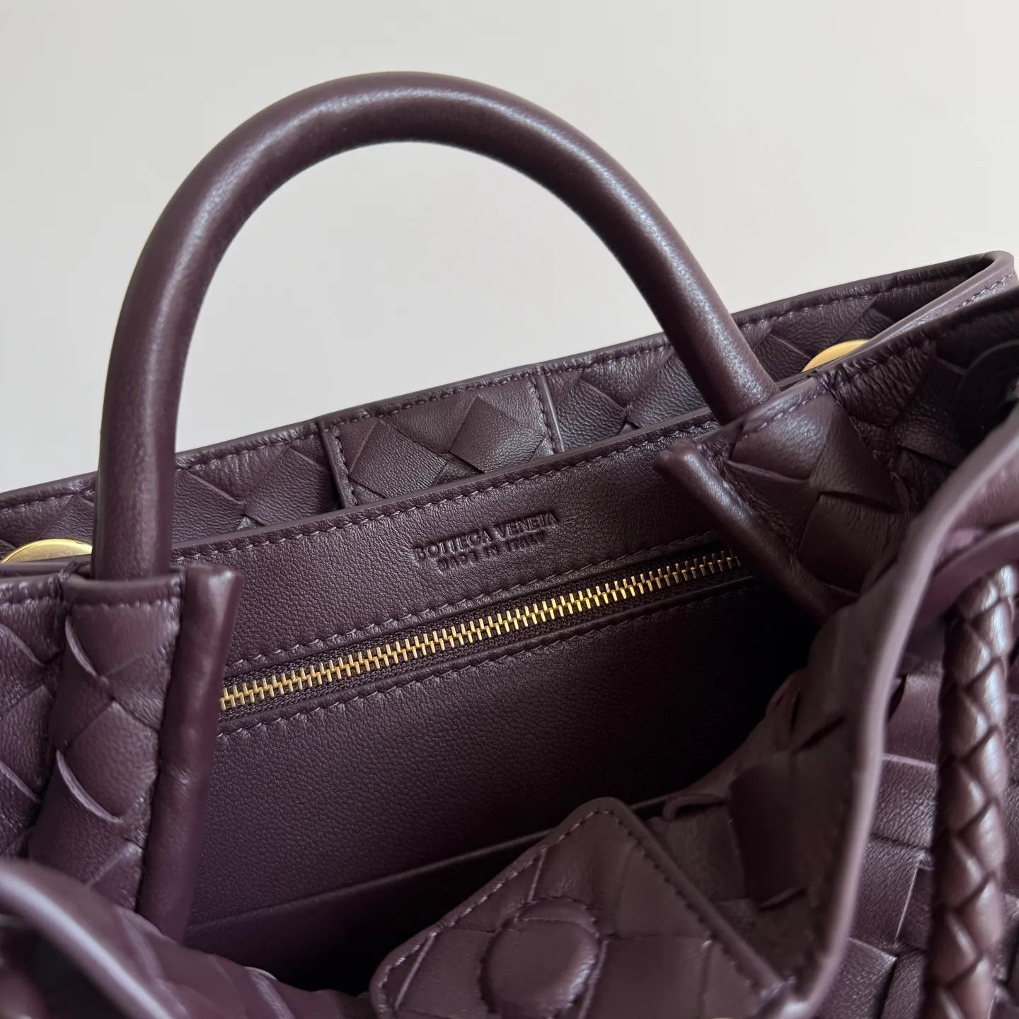 The 2023 new Andiamo batch of 1860 BV has been shipped‼ ️Really popular🔥The new Andiamo woven handbag launched by Bottega Veneta this season is really popular all over the world! ! Celebrities at home and abroad have worn it, and Oscar-winning actress Michelle Yeoh has taken it out on the street. Song Jia, Trai Yara, Yu Feihong, Sanji Ayaka, Rosie Hunting-Whiteley, Yoshioka Riho, etc. have all picked up this bag. It is classic and versatile, showing off its temperament, and the bag capacity is also large, which is very convenient for daily commuting! ! A variety of carrying methods, the shoulder straps can be adjusted by yourself, the original lambskin feels soft and delicate, and the unisex style breaks gender boundaries and brings a more practical and longer-lasting use experience. Andiamo, which has both elegant and casual styles, perfectly interprets the true appearance of "fashionable old money style". Style number: 743568 Size: 25*22*10.5cm